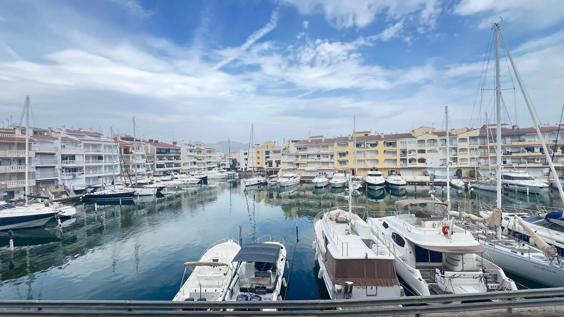 Apartamento A Frente Del Canal Con Terraza Empuriabrava